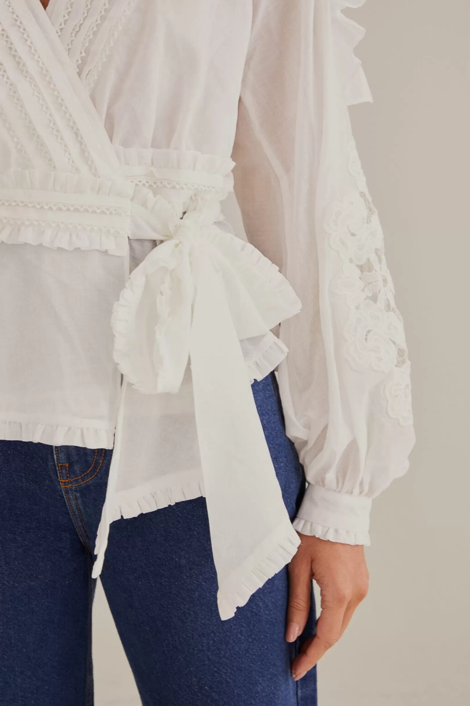 FARM Rio  OFF-WHITE V NECK BLOUSE Best Sale